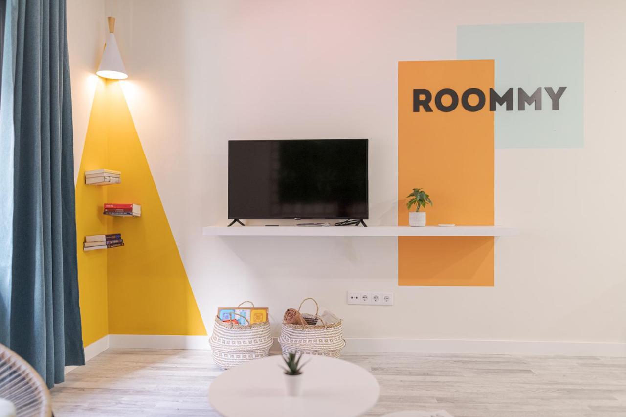 Roommy Leon Luaran gambar