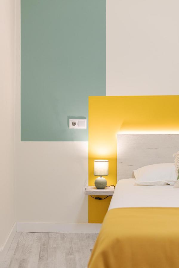 Roommy Leon Luaran gambar