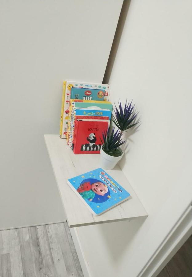 Roommy Leon Luaran gambar