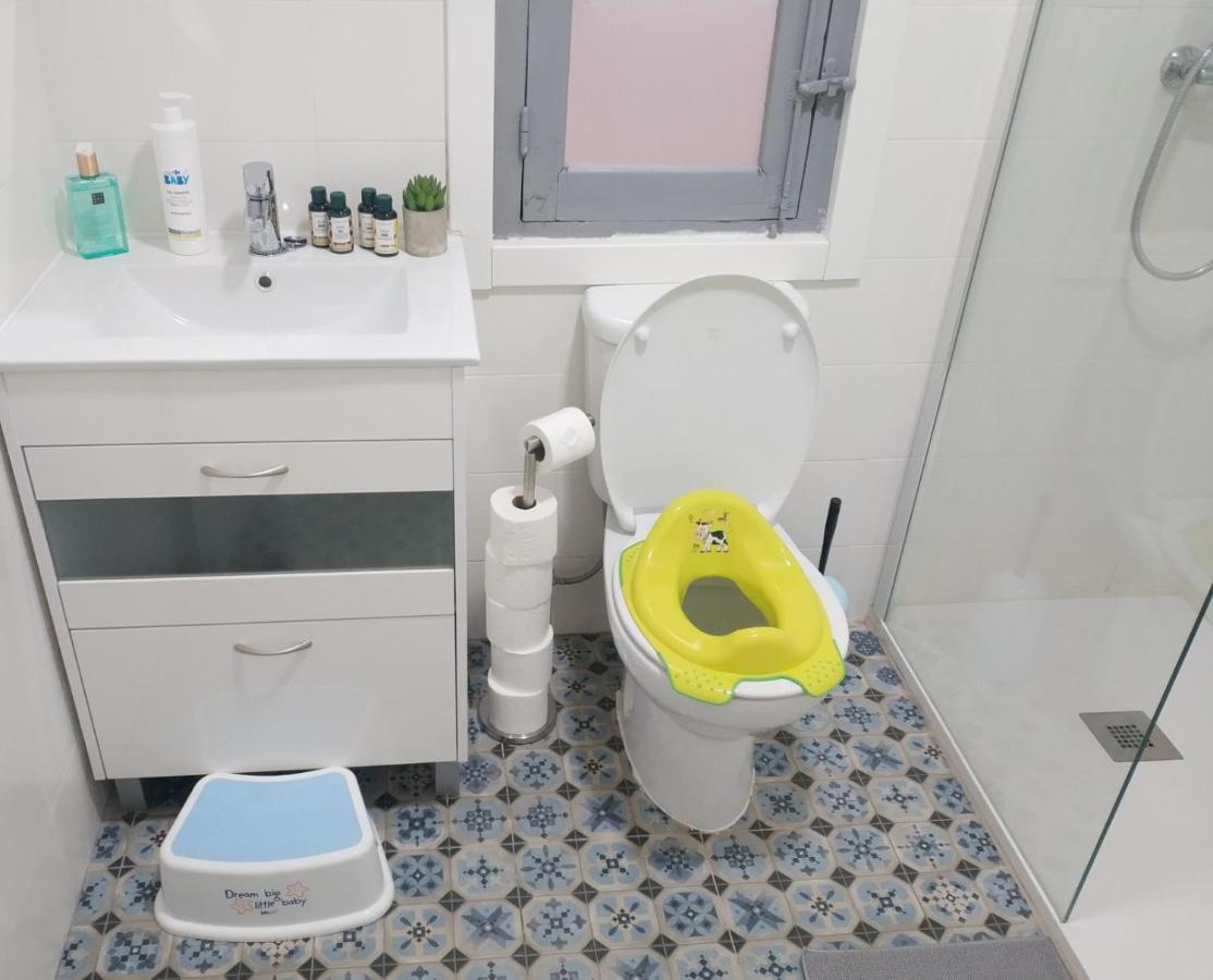 Roommy Leon Luaran gambar
